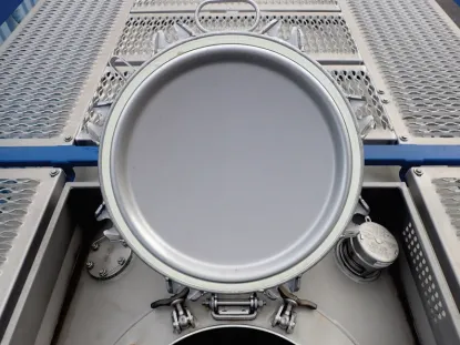 Geöffneter Domdeckel eines Tankcontainers