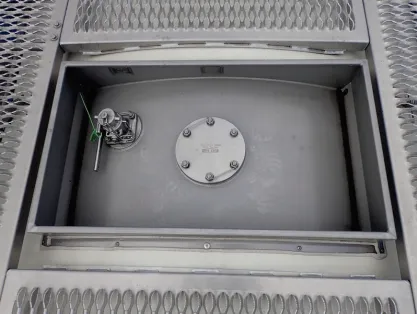 Geschlossener Domdeckel auf einem Tankcontainer