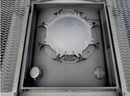 Domdeckel und Armaturen auf der Oberseite eines Tankcontainers