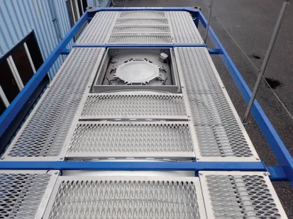 Oberseite eines Tankcontainers mit Laufsteg und Domdeckel