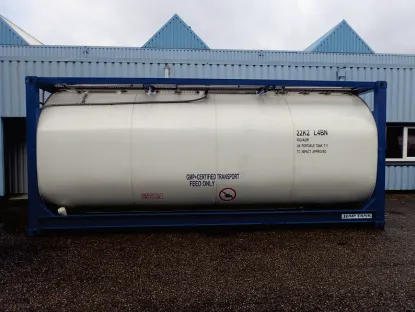 Tankcontainer für Flüssigkeitstransporte in Seitenansicht