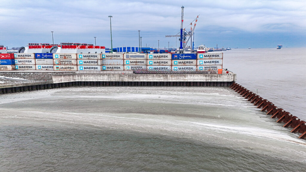 Gebrauchte 40 Fuß High Cube Container als Schutzwand bei Cuxport in Cuxhaven