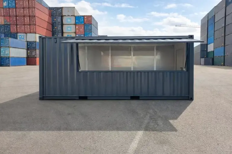 Blick durch die geöffneten Containertüren in den Innenraum eines Bar-Containers
