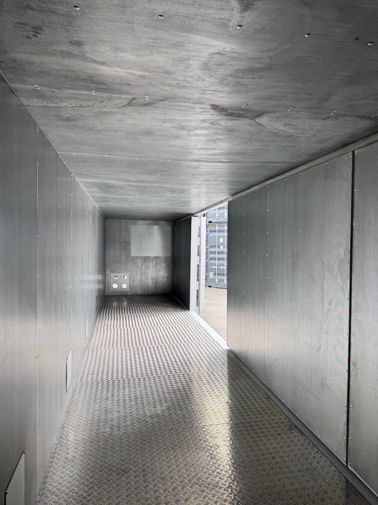 Innenraum über die gesamte Länge mit Aluminiumboden