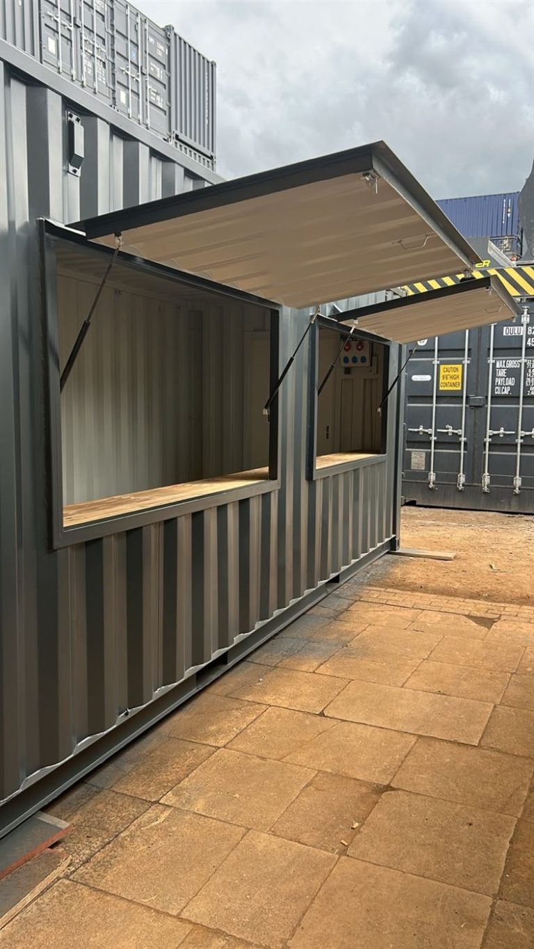 Bar-Container mit zwei hochgeklappten Verkaufsklappen, Außenansicht