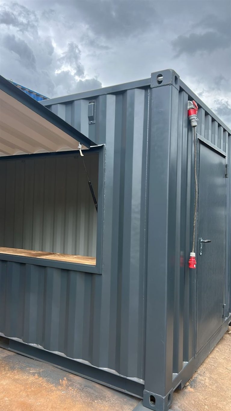 Ecke des Bar-Containers mit Klappe, Personentür und Stromanschluss