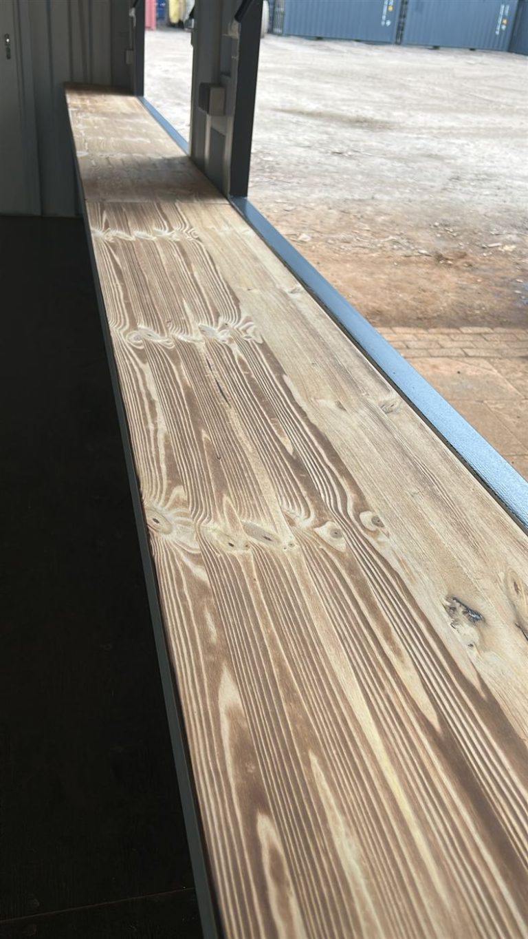 Holztheke im Innenraum des Bar-Containers