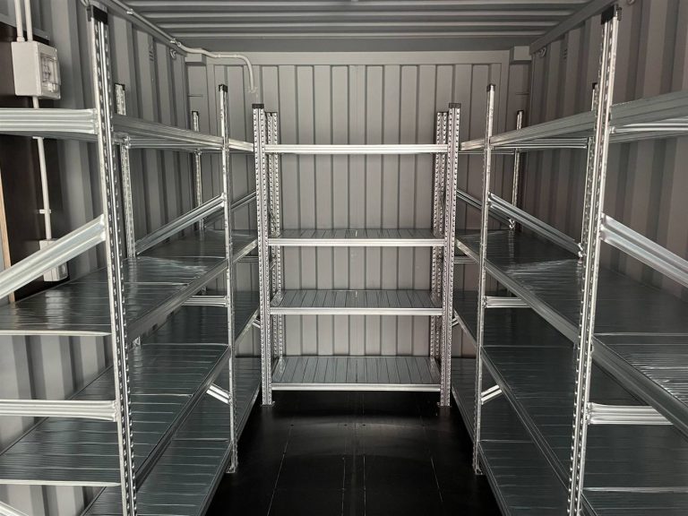 Regale an den Seitenwänden des Containers