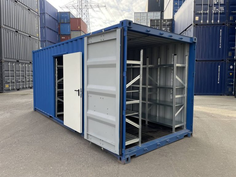 Blauer 20 Fuß Container mit geöffneter Seitentür und Regalen