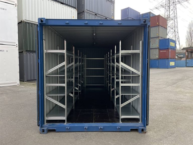 Blauer 20 Fuß Container mit Regalen, Blick von vorne