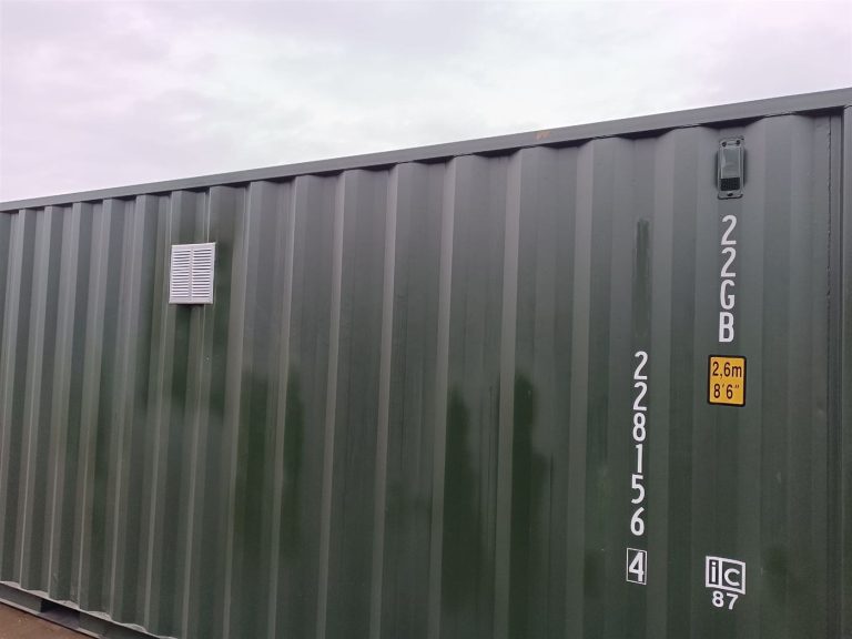 Seitenwand mit eingebautem Lüftungsgitter