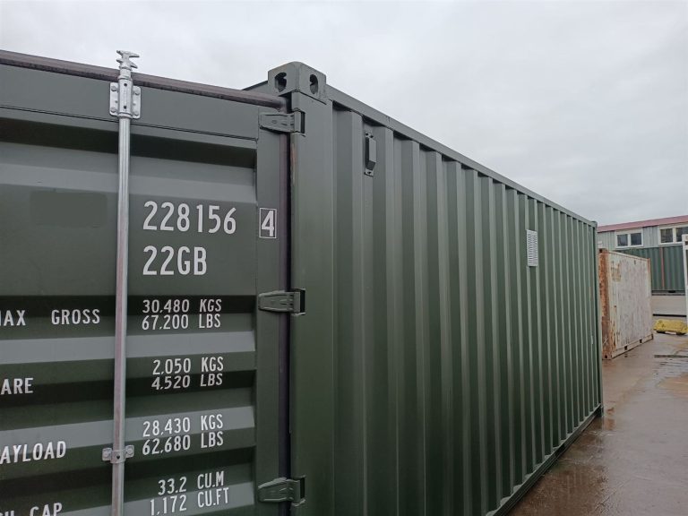 Container mit Lüftungsgitter, Türseite