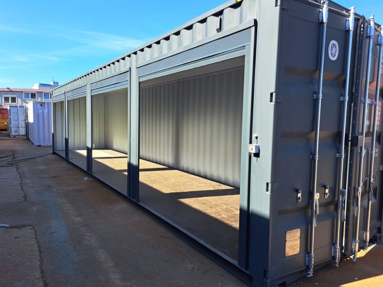 40 Fuß Container mit vier eingebauten Rolltoren in der Seitenwand