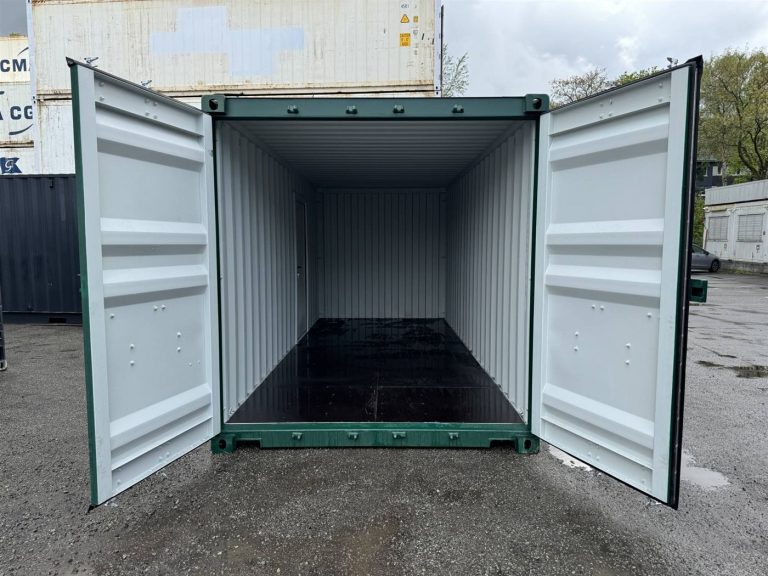 20 Fuß Container mit geöffneten Türen, Blick in den Innenraum