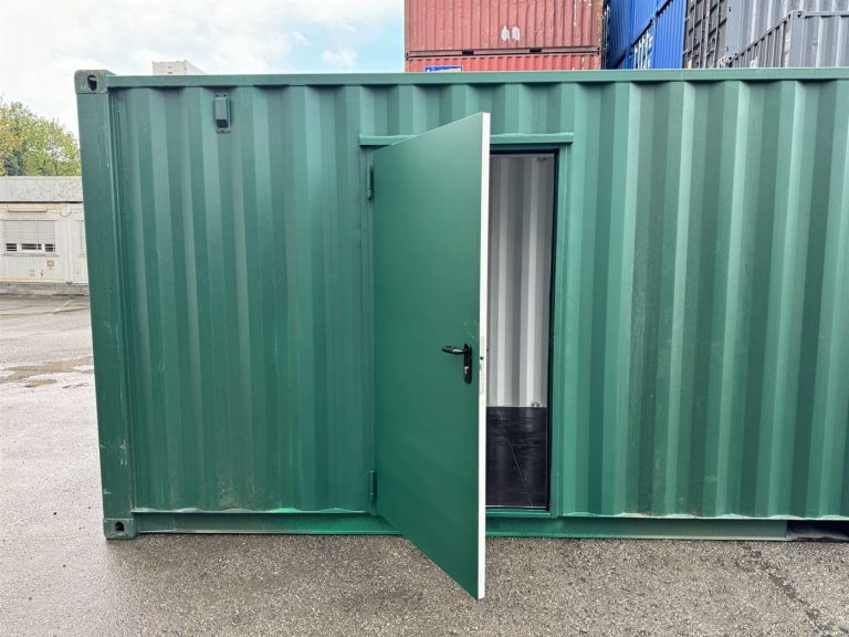 Grüner Container mit geöffneter Personentür