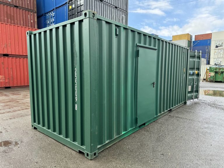 Grüner Container mit Personentür, Schrägansicht