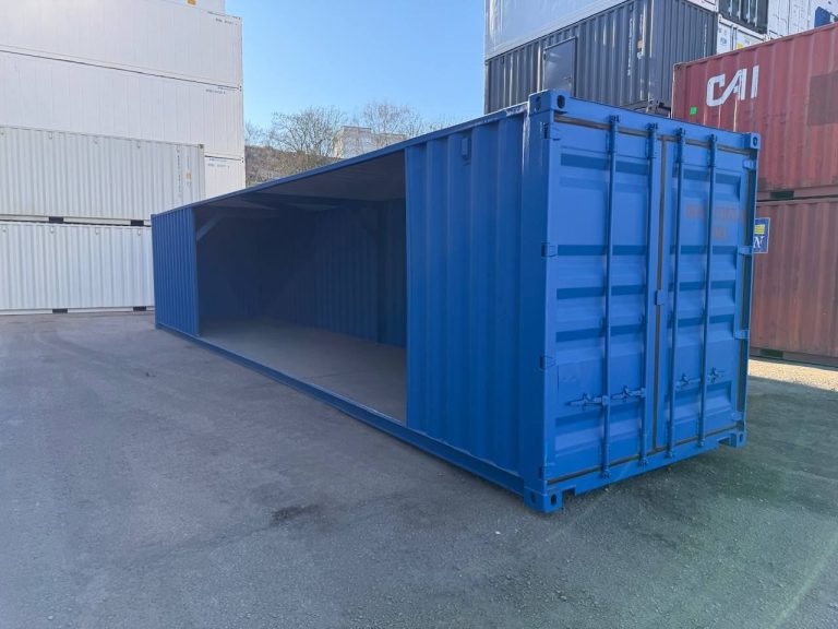 Blauer 40 Fuß Container mit ausgeschnittener Seitenwand