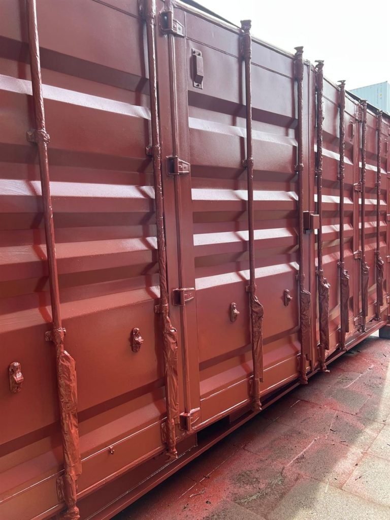 Open Side Container in Oxidrot mit geschlossenen Seitentüren, Detailansicht