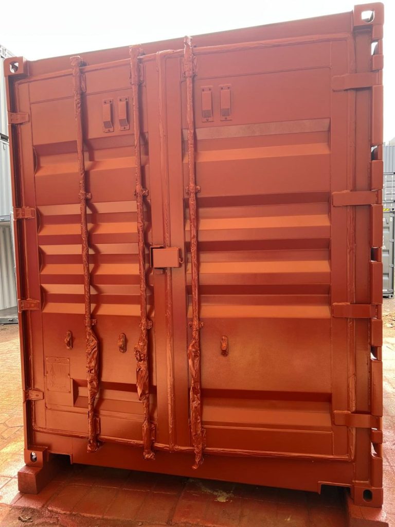 Stirnseite mit Doppeltüren des oxidrot lackierten Containers
