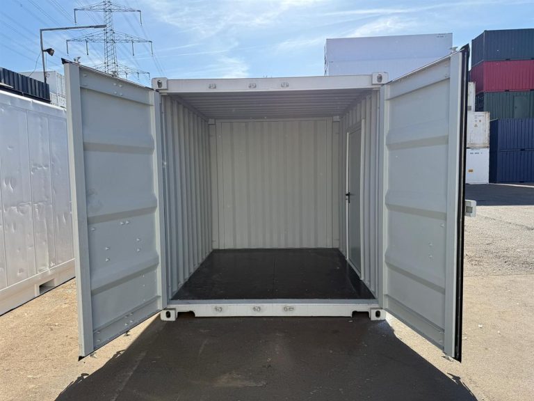 Innenansicht des 10 Fuß Containers mit geöffneten Türen und eingebauter Personentür