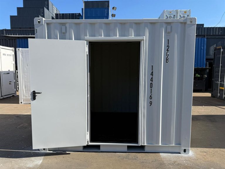 10 Fuß Container mit geöffneter Personentür