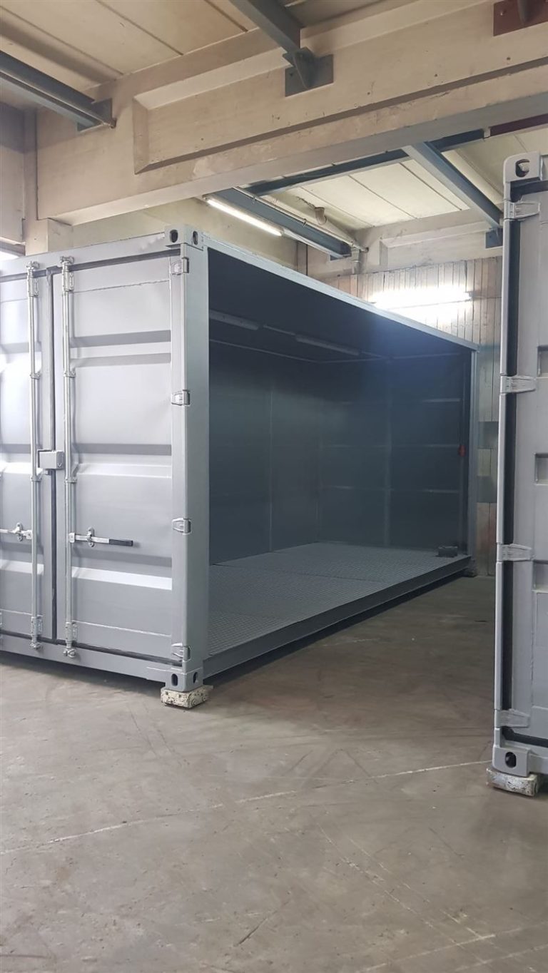 Duo-Anlage: Container mit geöffneter Seite in der Halle