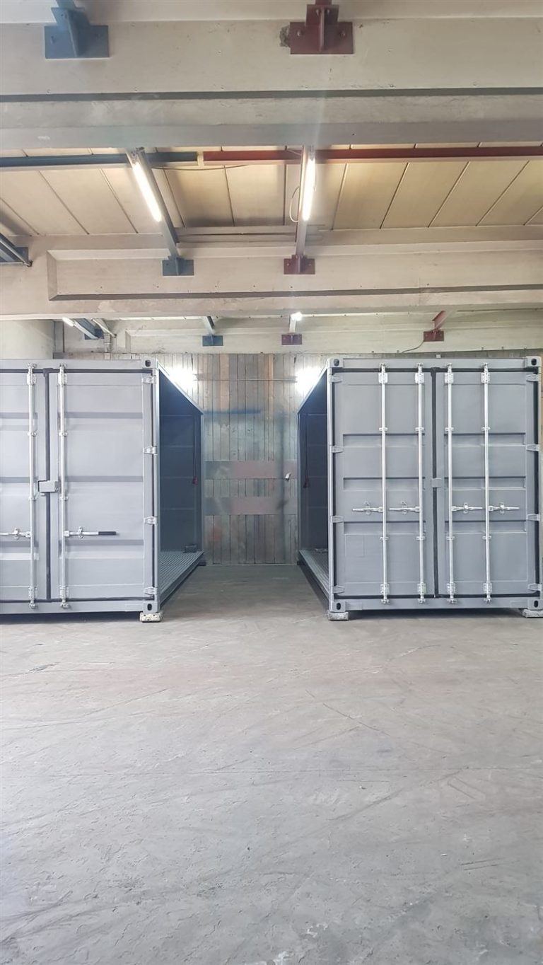 Zwei umgebaute 20 Fuß Container in der Halle