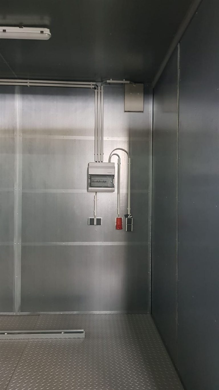Innenraum mit Stromverteiler und Beleuchtung