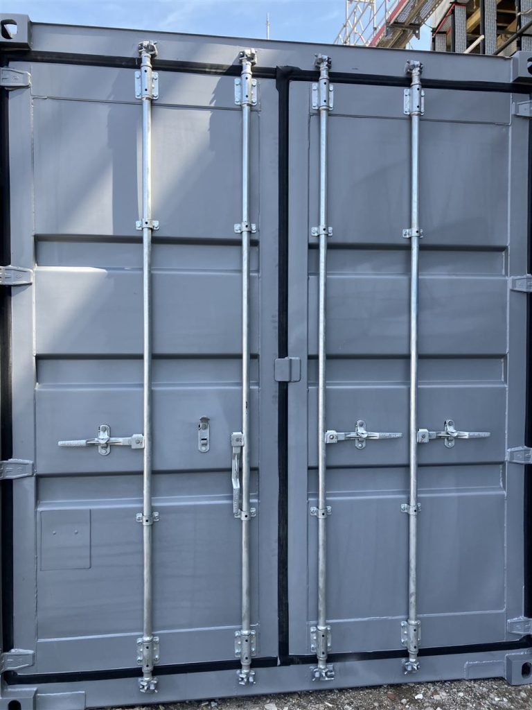 Doppeltüren des Containers in Graualuminium, RAL 9006