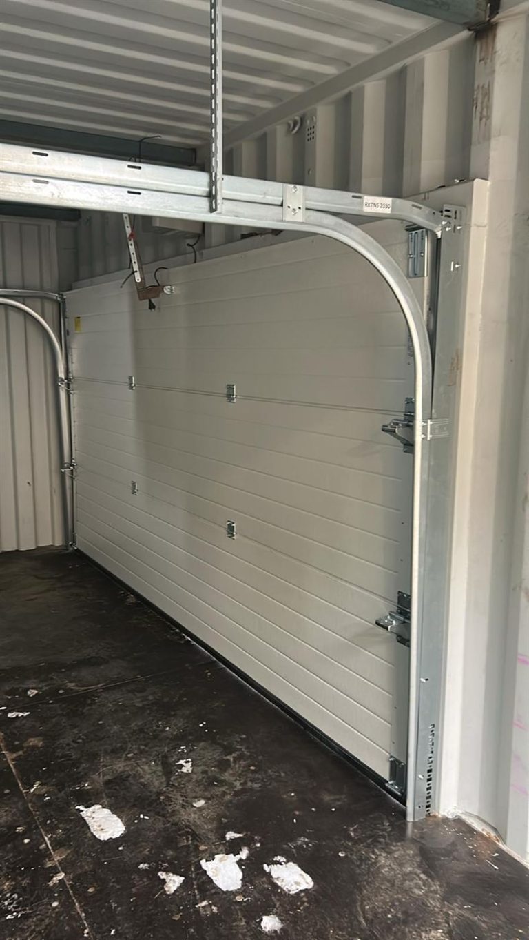 Rolltor von innen im 20 Fuß Container