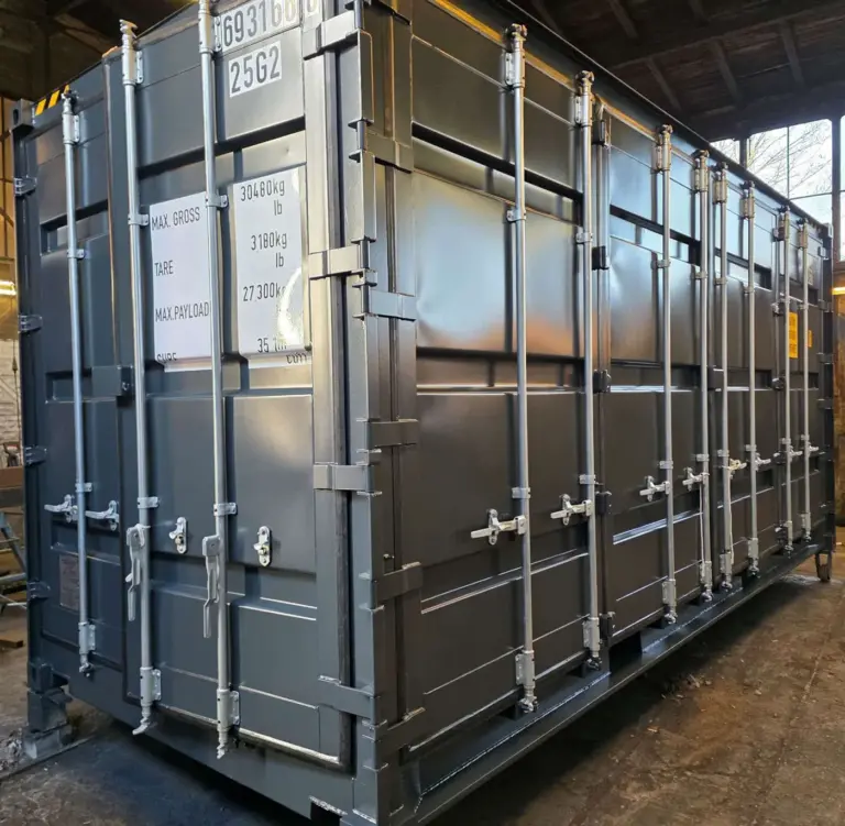 20 Fuß High Cube Open Side Container nach Umlackierung in RAL 9005 Tiefschwarz