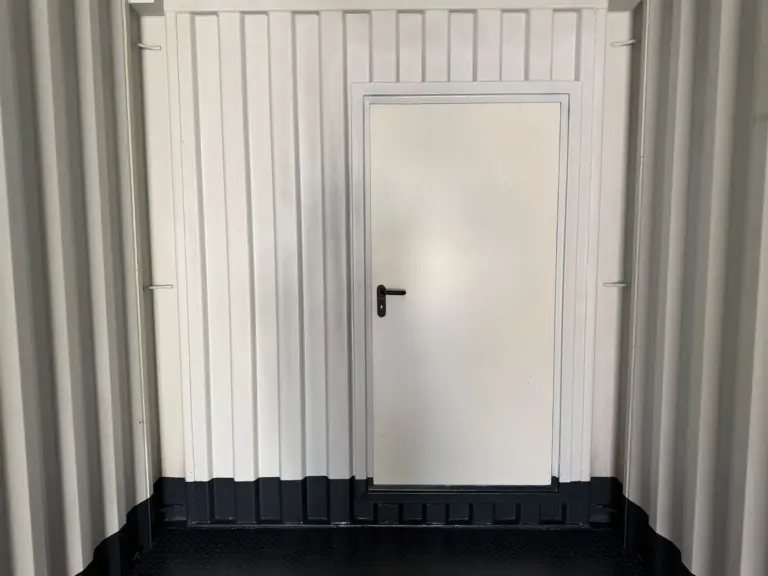 40-fuss-high-cube-container-personentuer-innen