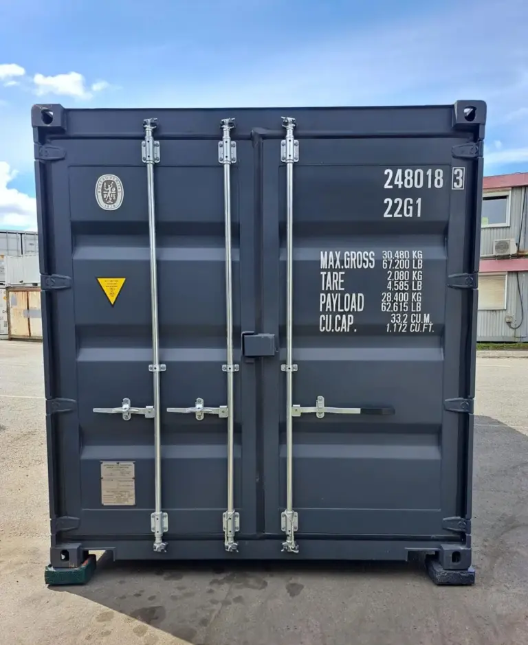 Grauer Bar-Container in Hamburg mit geschlossenen Containertüren