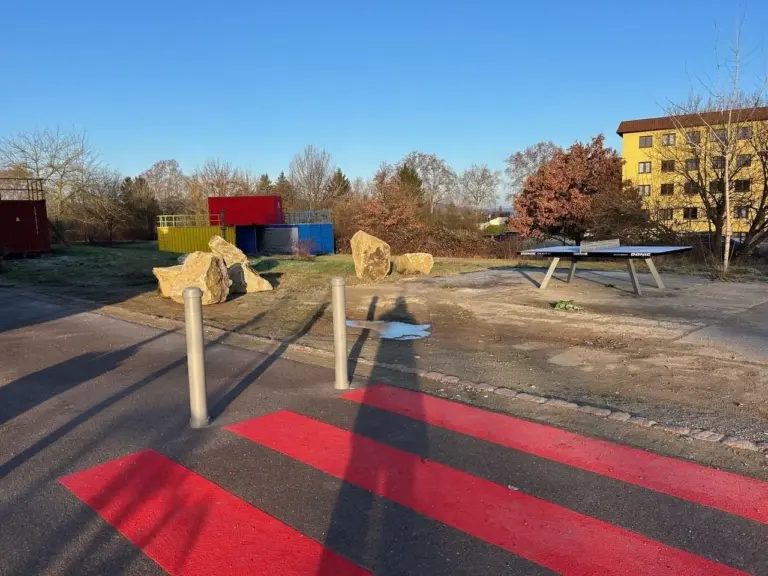 Container-Bühne aus farbigen Seecontainern im Außenbereich