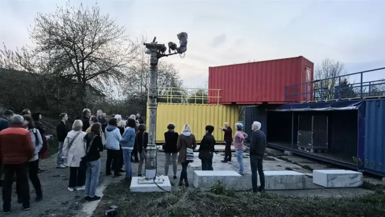 Container-Bühne aus umgebauten Seecontainern für Theater und Events